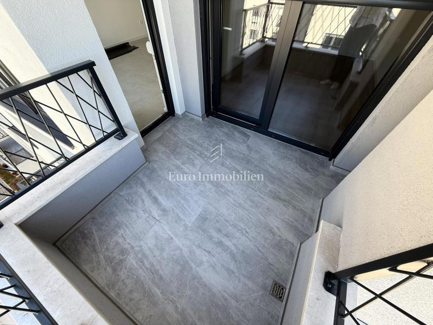 Makarska - novo stanovanje s pogledom na morje in gore