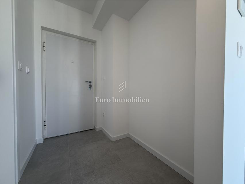 Makarska - novo stanovanje s pogledom na morje in gore