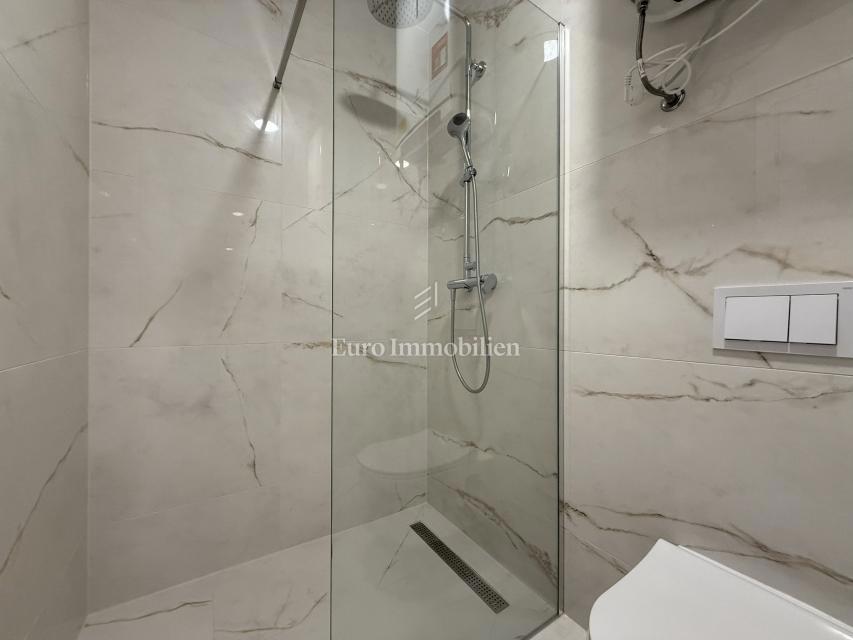 Makarska - novo stanovanje s pogledom na morje in gore