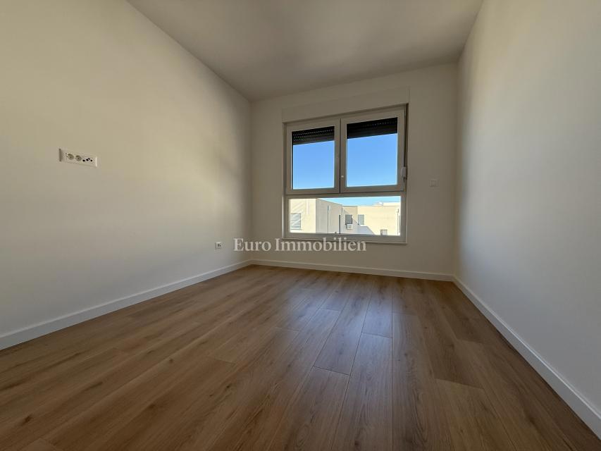 Makarska - novo stanovanje s pogledom na morje in gore