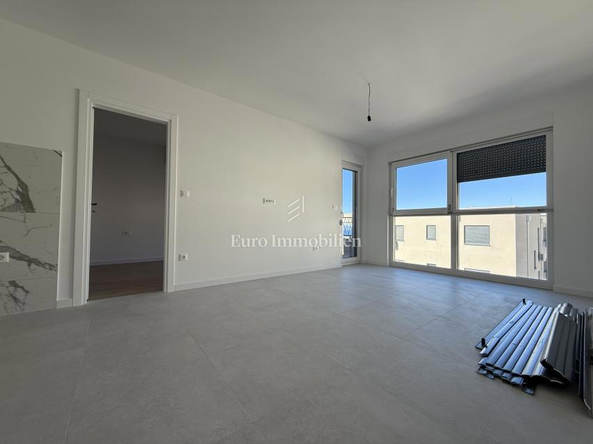 Makarska - novo stanovanje s pogledom na morje in gore