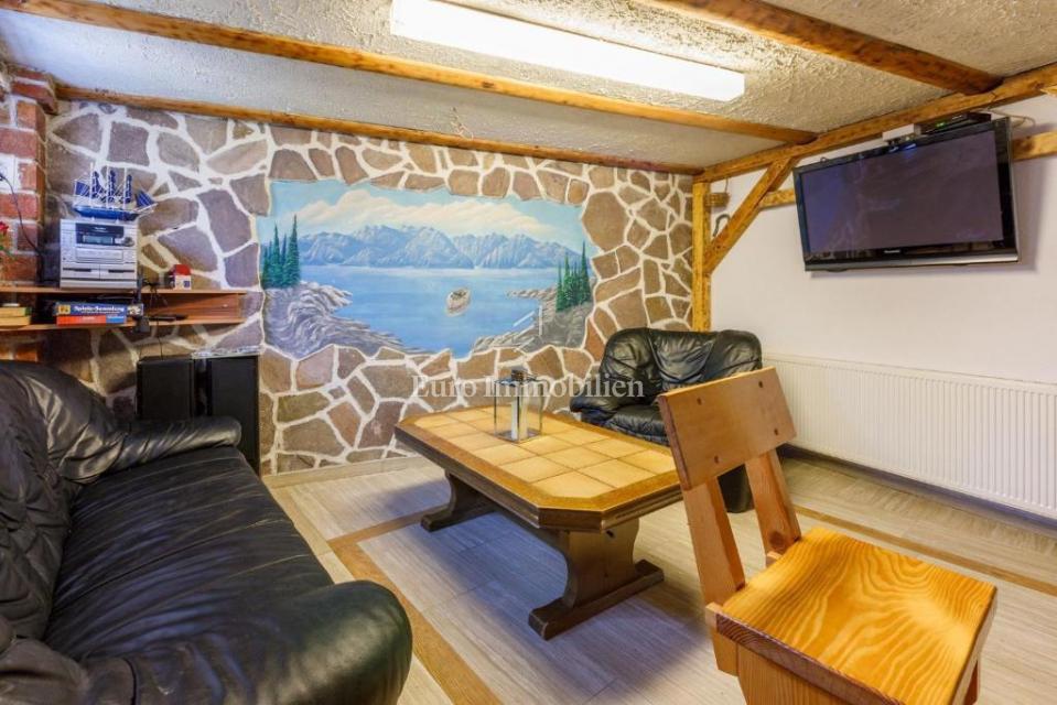 Prostorna hiša z bazenom v Bribirju