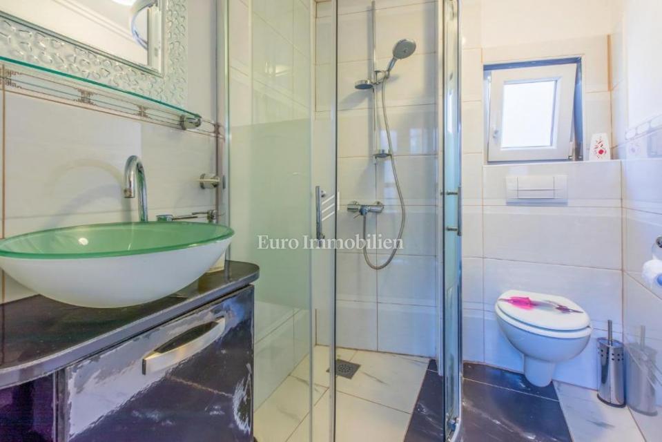 Prostorna hiša z bazenom v Bribirju