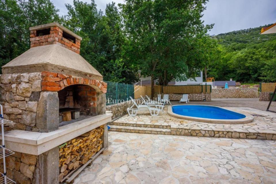 Prostorna hiša z bazenom v Bribirju