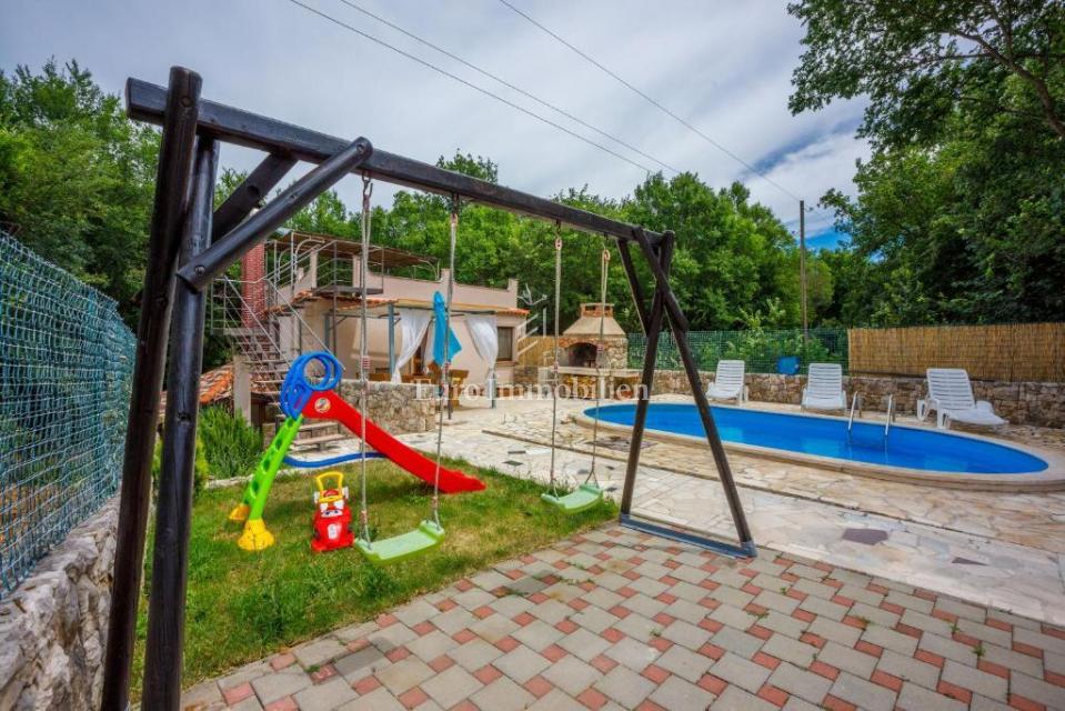 Prostorna hiša z bazenom v Bribirju