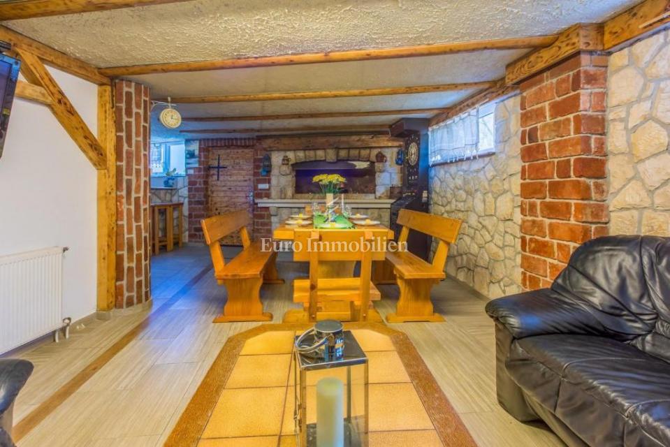 Prostorna hiša z bazenom v Bribirju