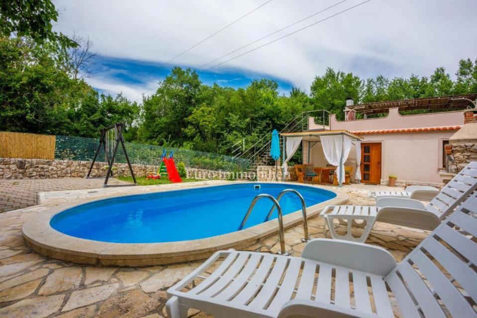 Prostorna hiša z bazenom v Bribirju