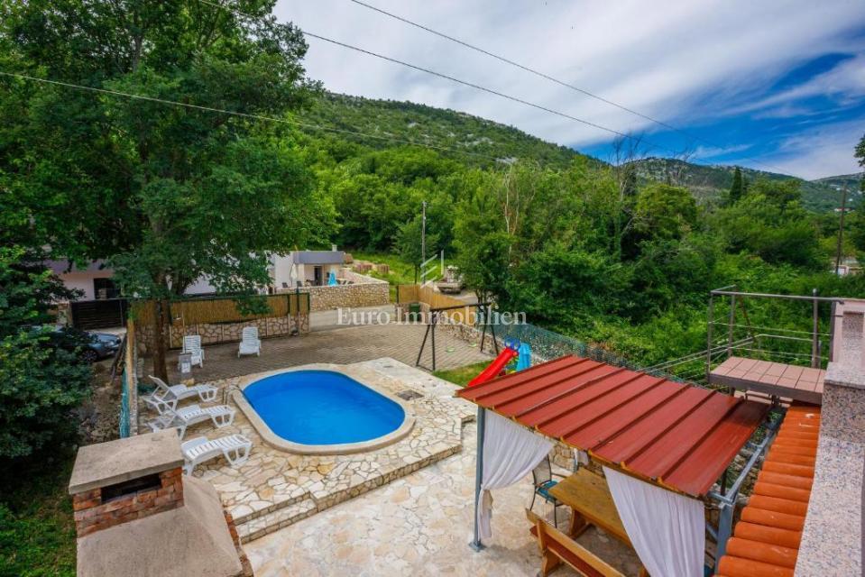 Prostorna hiša z bazenom v Bribirju