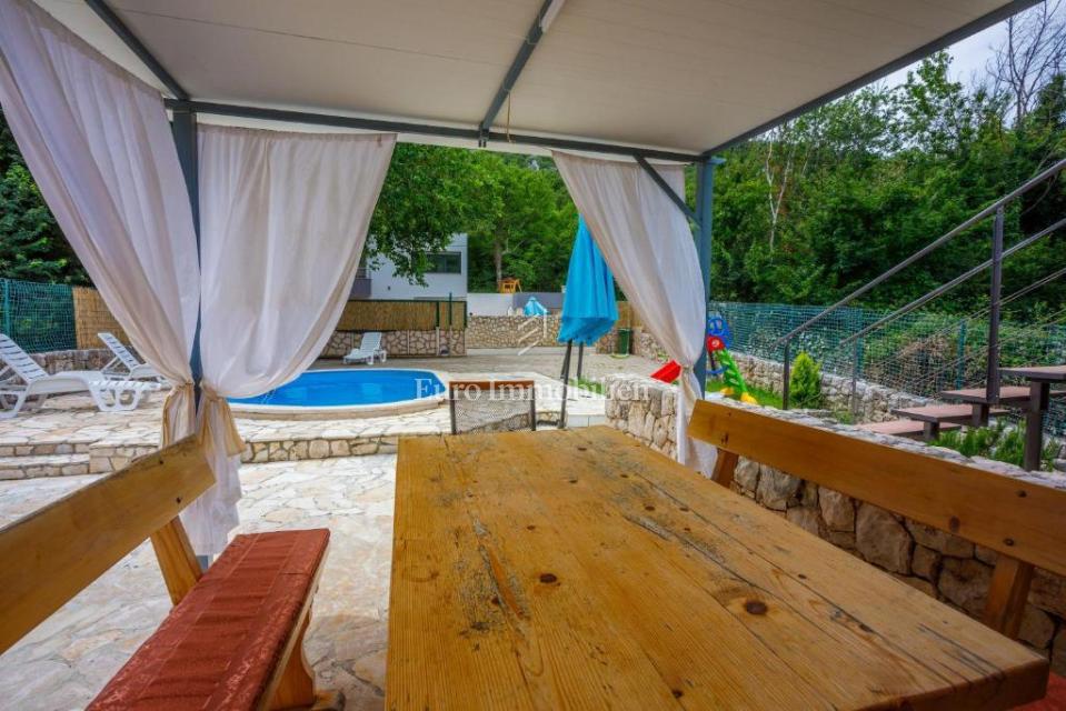 Prostorna hiša z bazenom v Bribirju