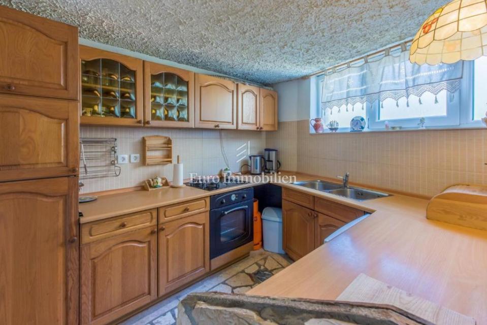 Prostorna hiša z bazenom v Bribirju