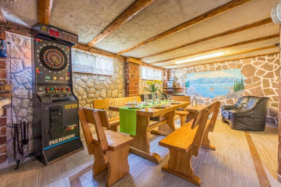 Prostorna hiša z bazenom v Bribirju