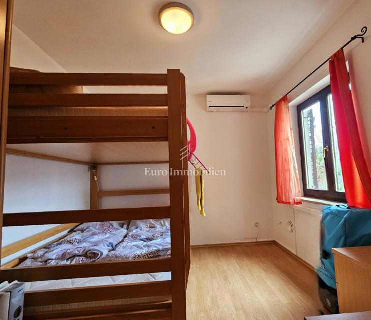 Enosobni apartma v 2. nadstropju s pogledom na morje