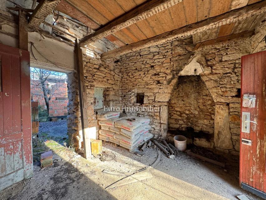 Istra - Kamnita hiša na stavbnem zemljišču