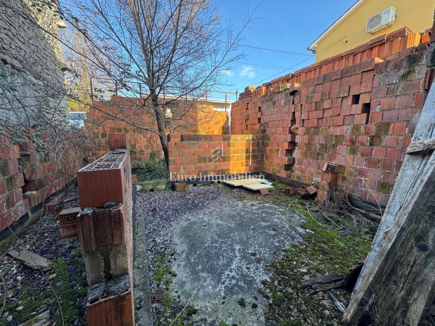 Istra - Kamnita hiša na stavbnem zemljišču