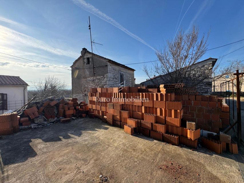 Istra - Kamnita hiša na stavbnem zemljišču