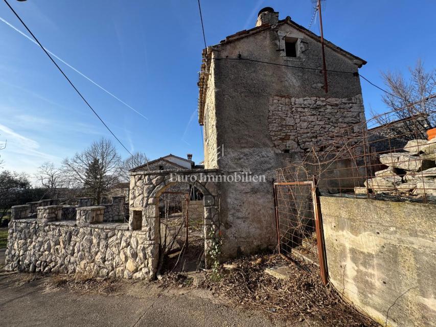 Istra - Kamnita hiša na stavbnem zemljišču