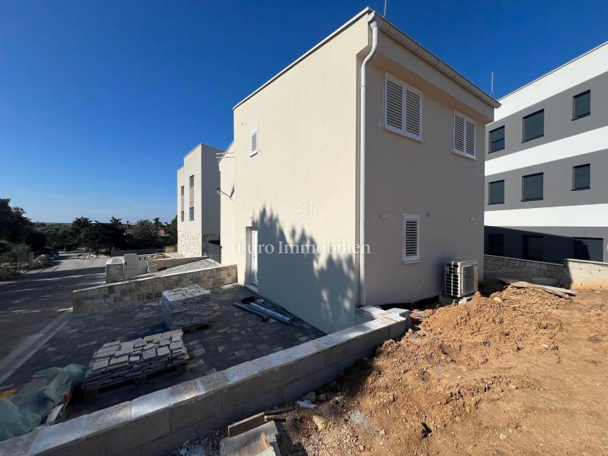 Novogradnja hiša z velikim vrtom – Šimuni, Pag