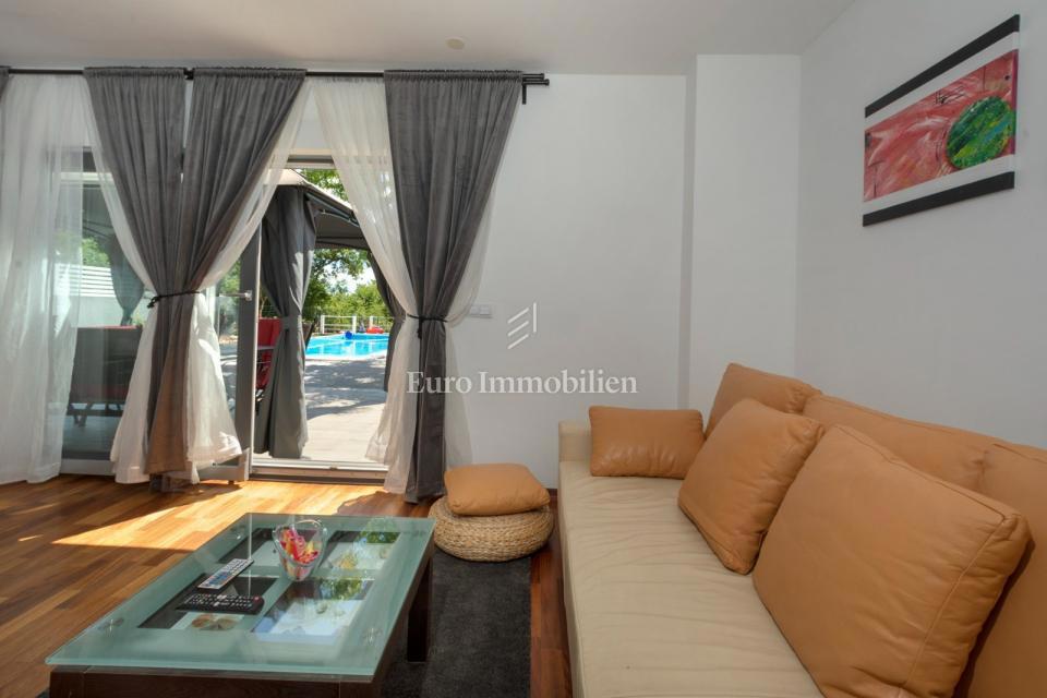 Pritlično stanovanje z velikim vrtom in bazenom - Poreč