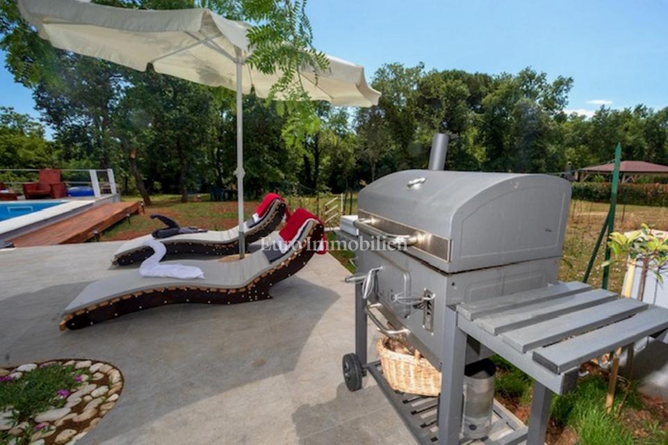 Pritlično stanovanje z velikim vrtom in bazenom - Poreč