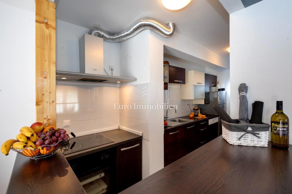 Pritlično stanovanje z velikim vrtom in bazenom - Poreč