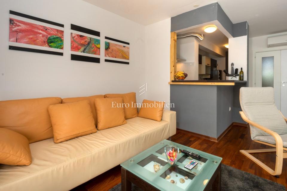 Pritlično stanovanje z velikim vrtom in bazenom - Poreč