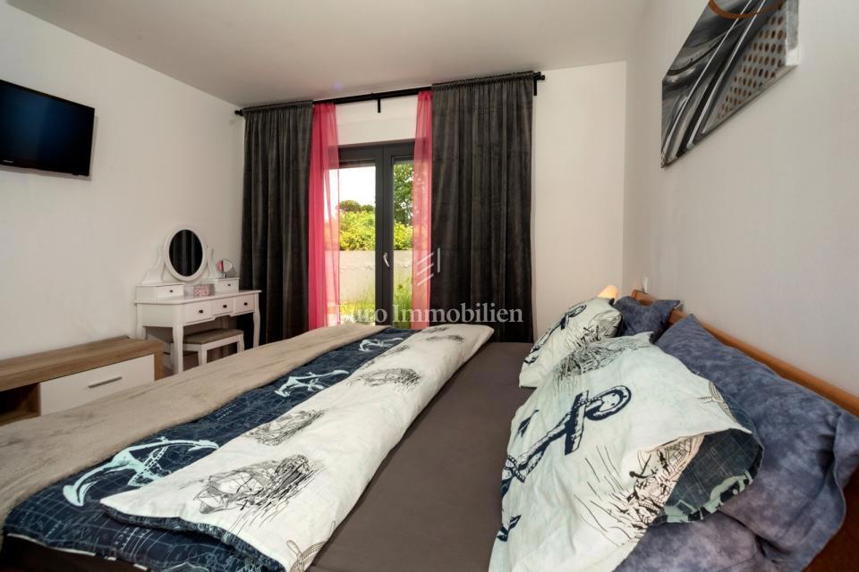 Pritlično stanovanje z velikim vrtom in bazenom - Poreč