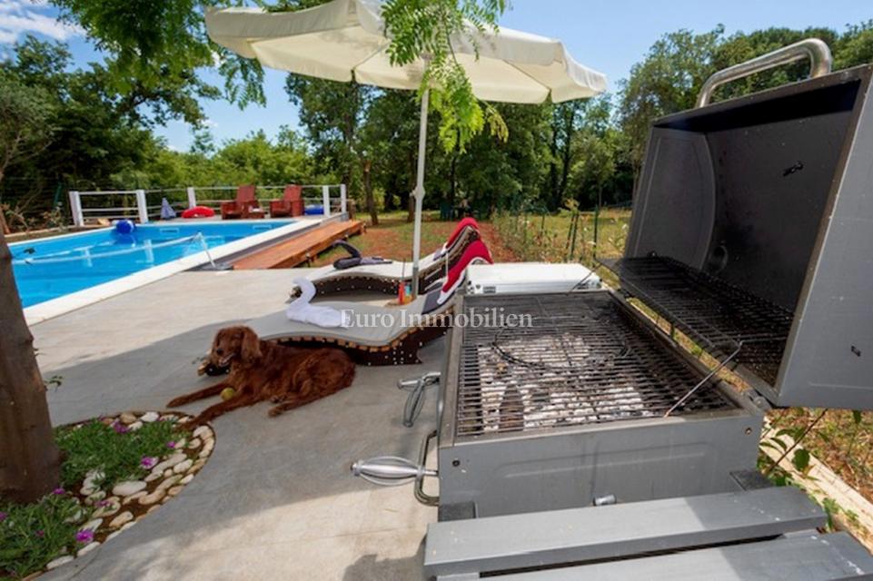 Pritlično stanovanje z velikim vrtom in bazenom - Poreč