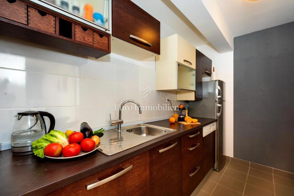 Pritlično stanovanje z velikim vrtom in bazenom - Poreč