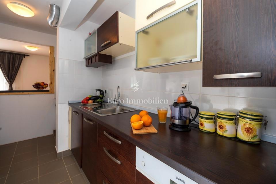 Pritlično stanovanje z velikim vrtom in bazenom - Poreč