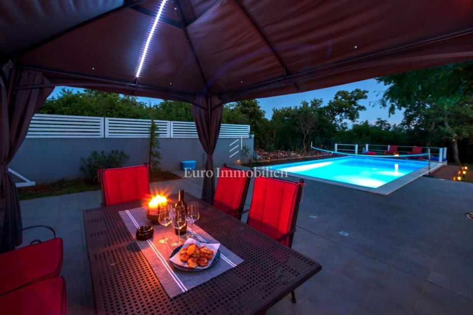 Pritlično stanovanje z velikim vrtom in bazenom - Poreč