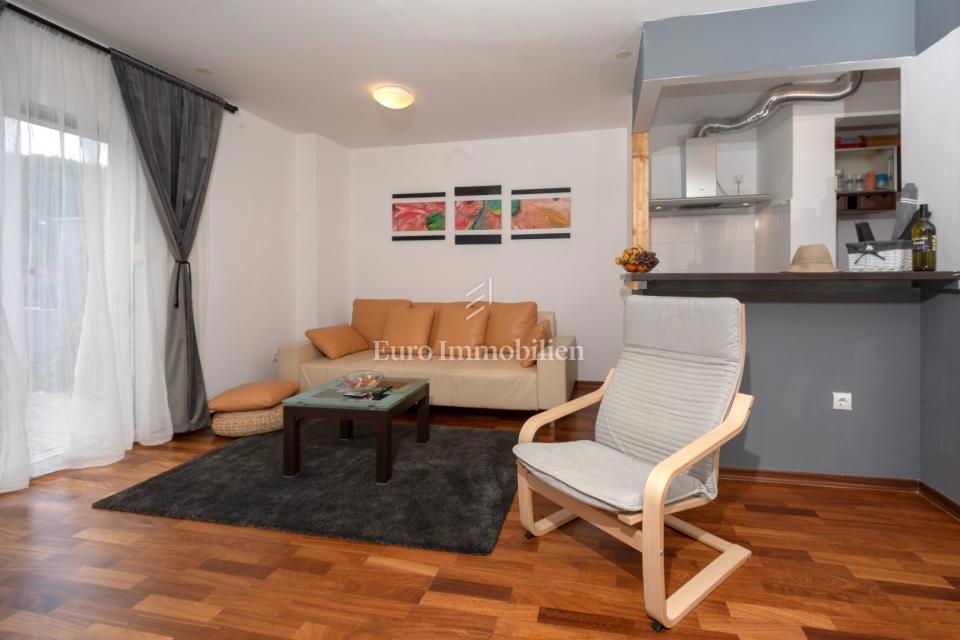 Pritlično stanovanje z velikim vrtom in bazenom - Poreč