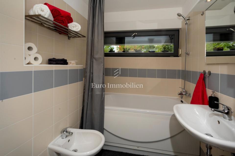 Pritlično stanovanje z velikim vrtom in bazenom - Poreč