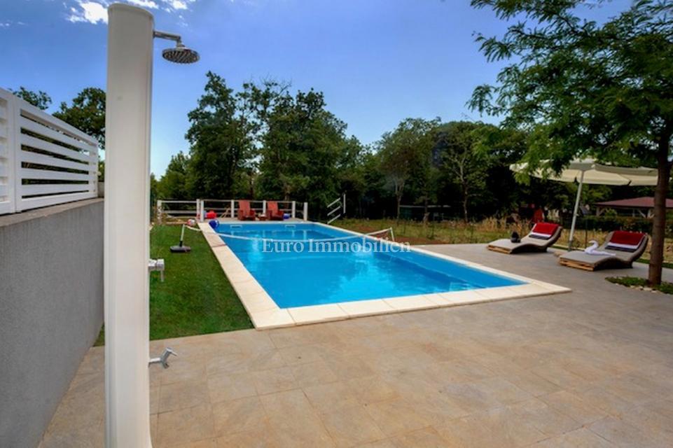 Pritlično stanovanje z velikim vrtom in bazenom - Poreč