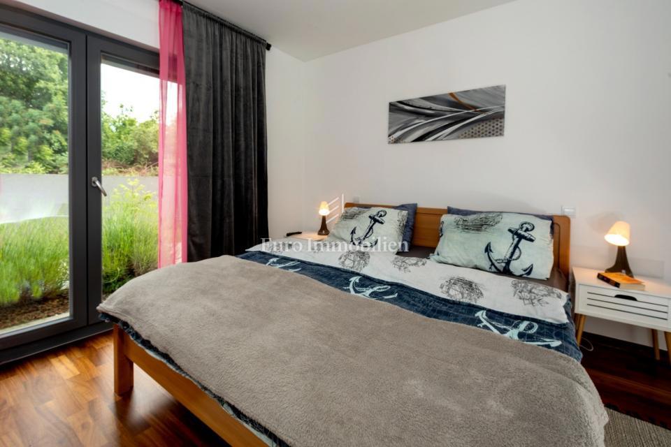 Pritlično stanovanje z velikim vrtom in bazenom - Poreč