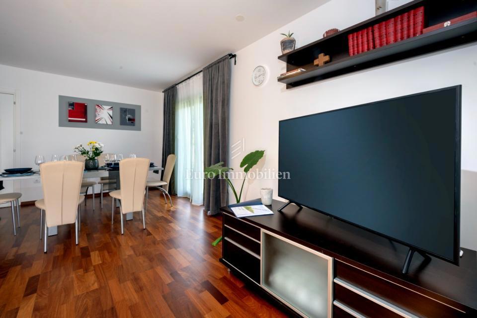 Pritlično stanovanje z velikim vrtom in bazenom - Poreč