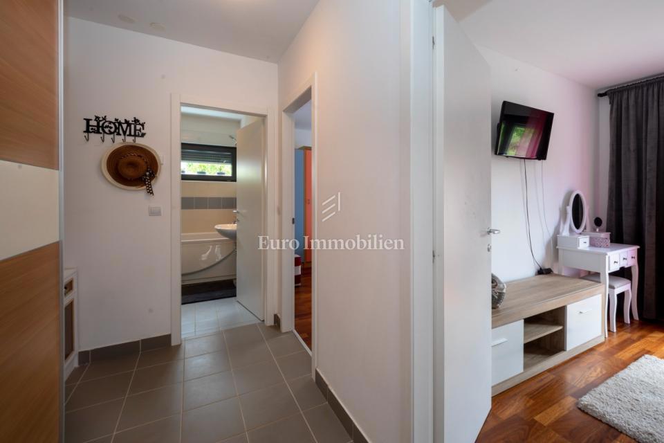 Pritlično stanovanje z velikim vrtom in bazenom - Poreč