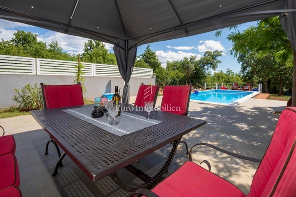 Pritlično stanovanje z velikim vrtom in bazenom - Poreč