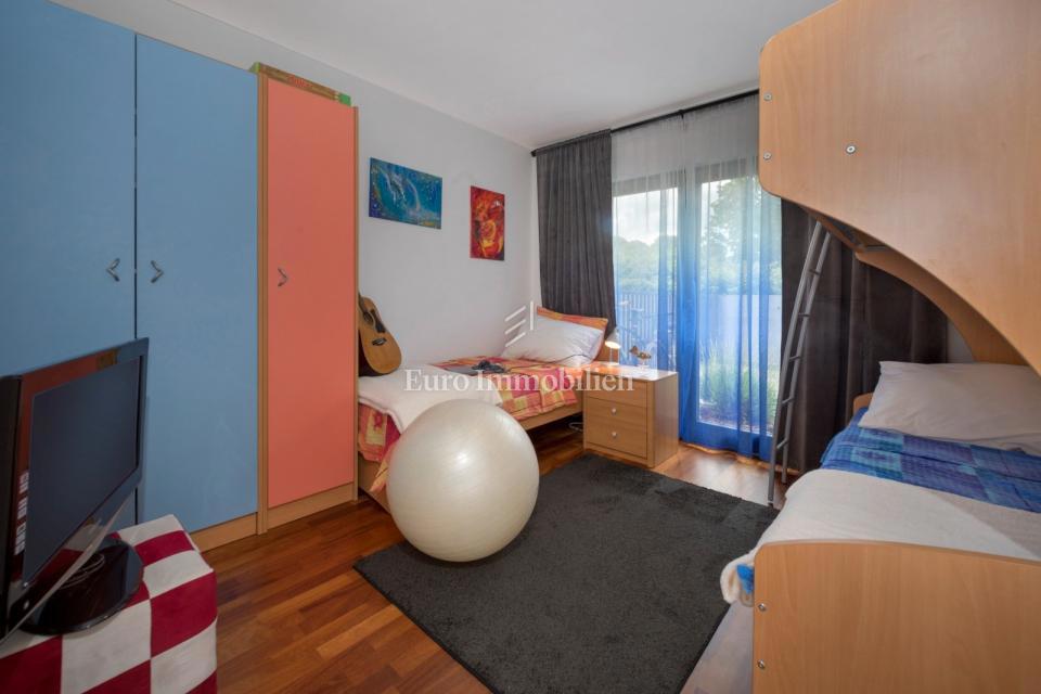 Pritlično stanovanje z velikim vrtom in bazenom - Poreč