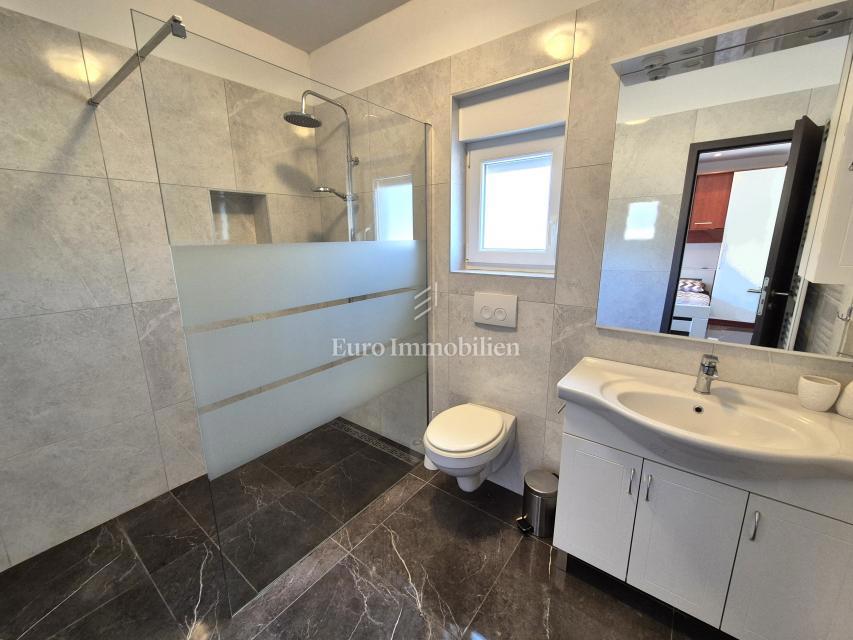 Samostojna hiša z bazenom