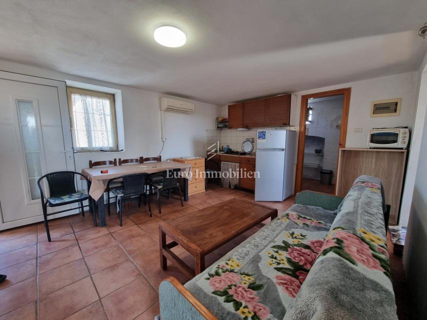 Okolica Višnjana – hiša s tremi stanovanji