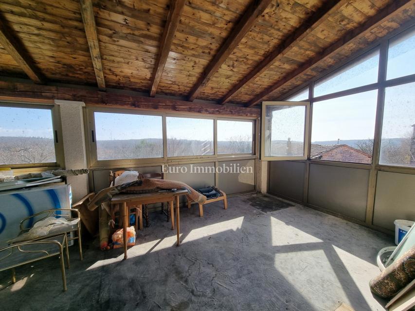 Okolica Višnjana – hiša s tremi stanovanji