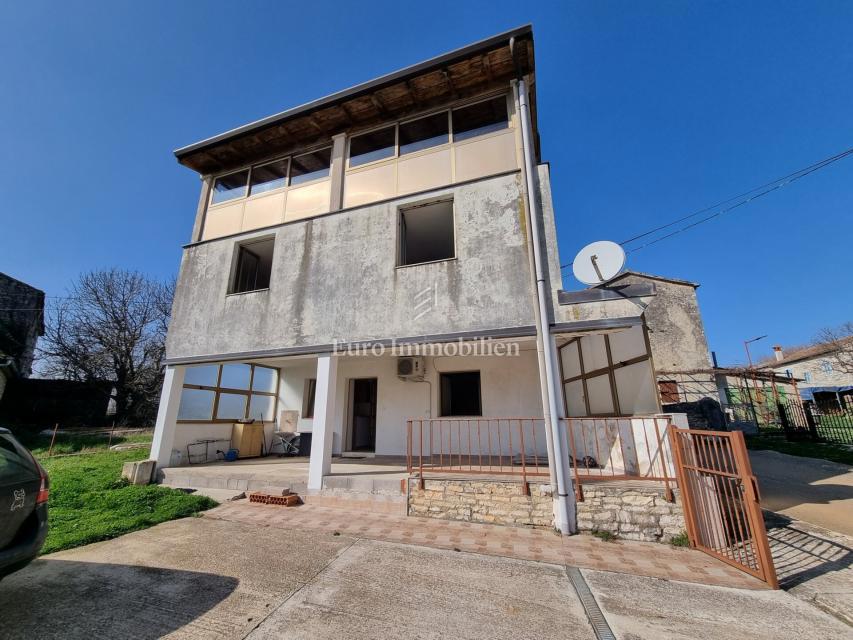 Okolica Višnjana – hiša s tremi stanovanji