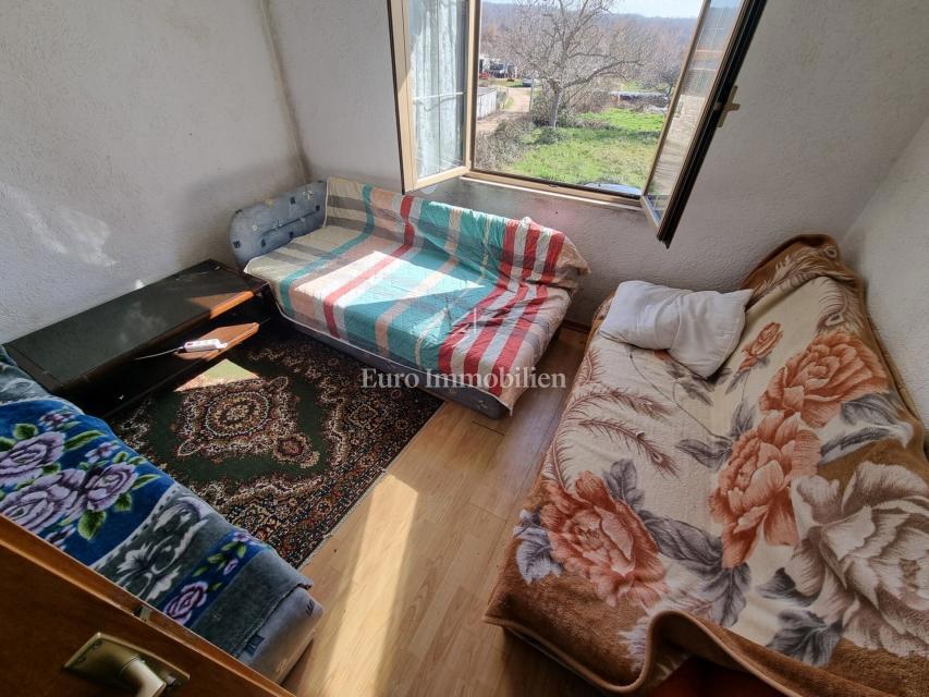 Okolica Višnjana – hiša s tremi stanovanji