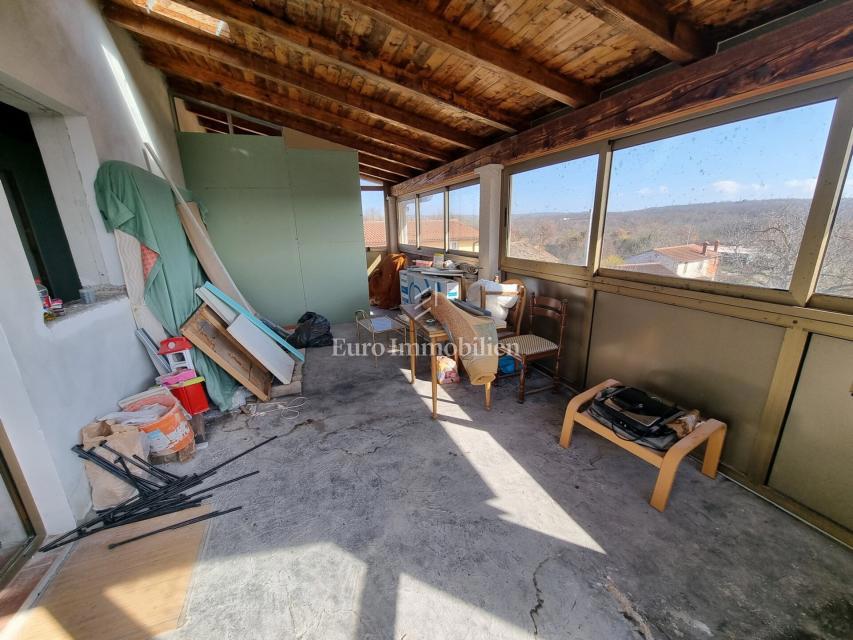 Okolica Višnjana – hiša s tremi stanovanji