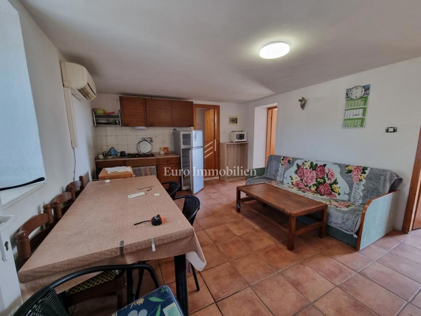 Okolica Višnjana – hiša s tremi stanovanji