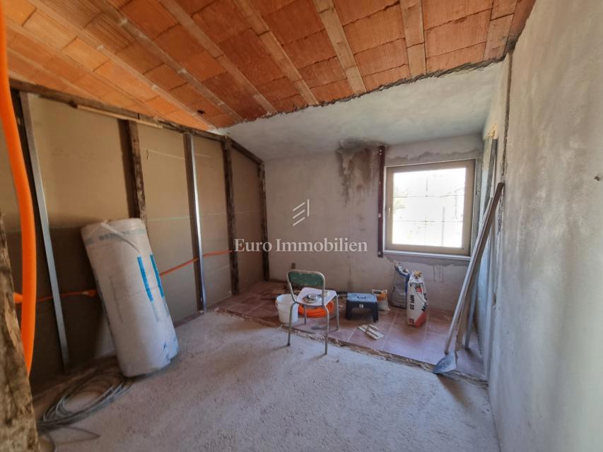 Okolica Višnjana – hiša s tremi stanovanji