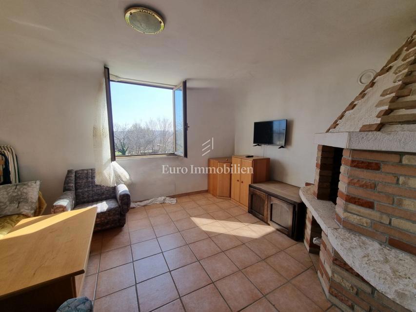 Okolica Višnjana – hiša s tremi stanovanji