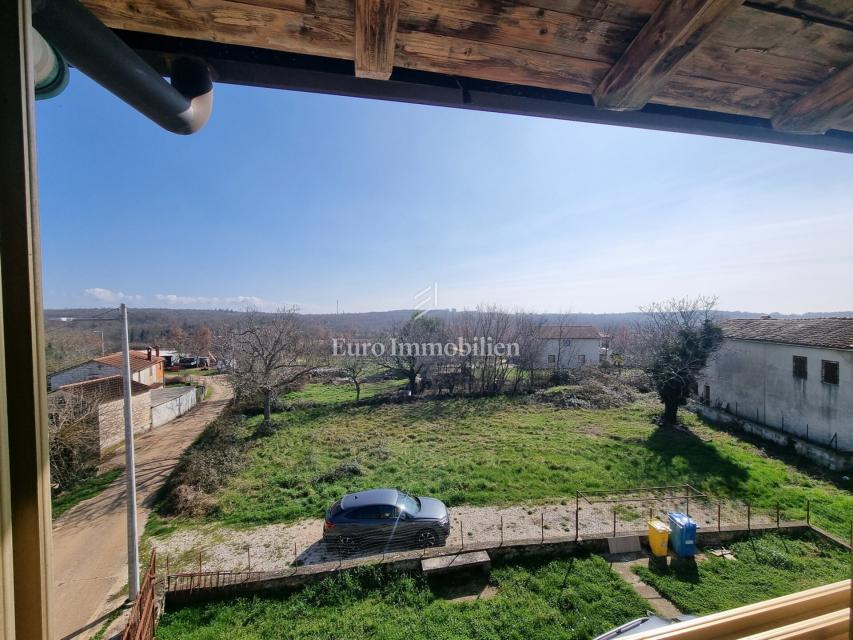 Okolica Višnjana – hiša s tremi stanovanji