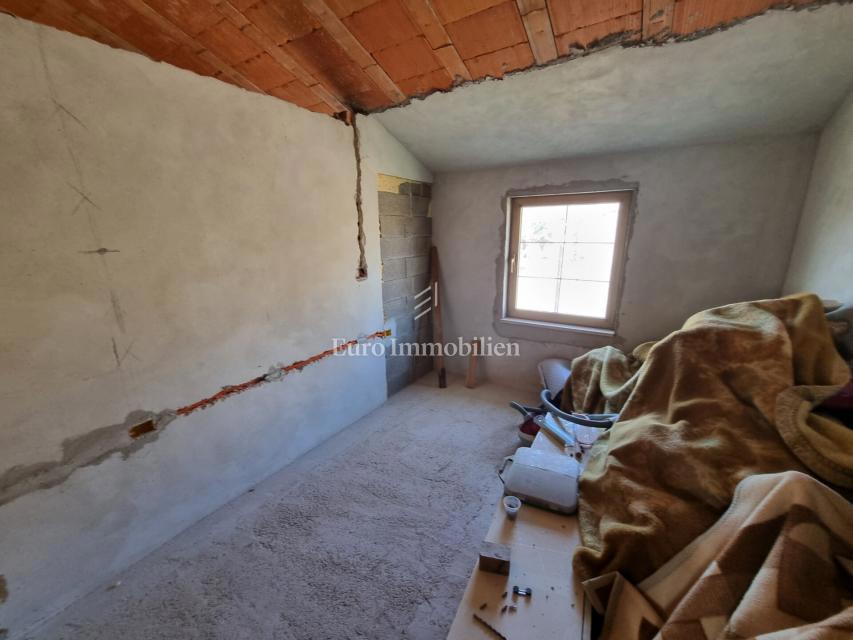 Okolica Višnjana – hiša s tremi stanovanji