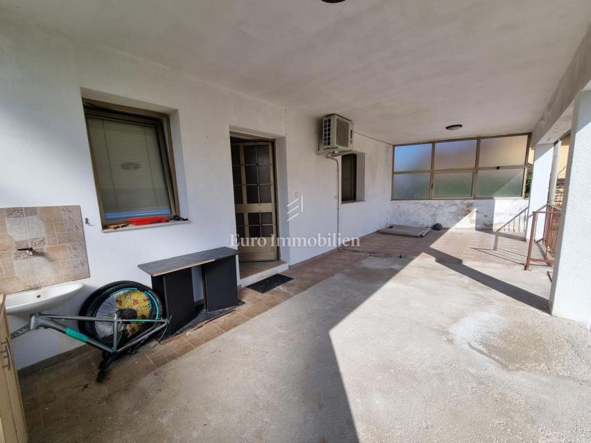 Okolica Višnjana – hiša s tremi stanovanji